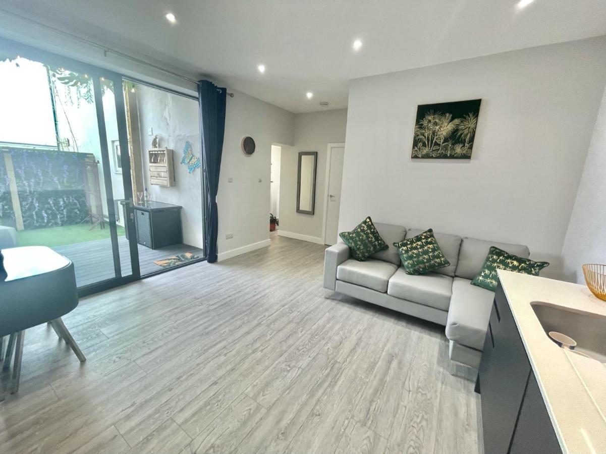 The Jungle Apartment - By Coastline Retreats - Jungle Themed Garden Apartment - Outdoor Bath - Next To Seafront - Childrens Toys - Superfast Wifi - Netflix - Disney Bournemouth Eksteriør bilde
