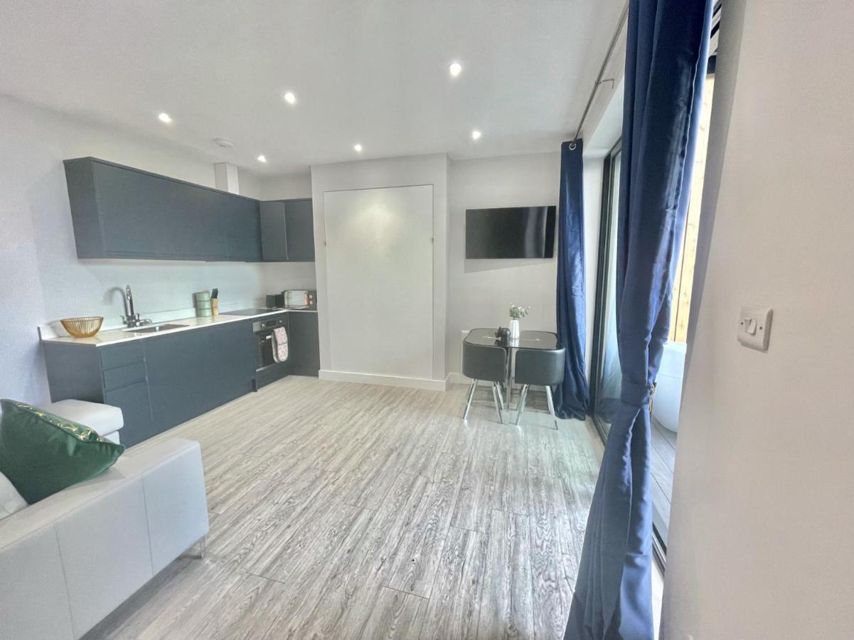 The Jungle Apartment - By Coastline Retreats - Jungle Themed Garden Apartment - Outdoor Bath - Next To Seafront - Childrens Toys - Superfast Wifi - Netflix - Disney Bournemouth Eksteriør bilde