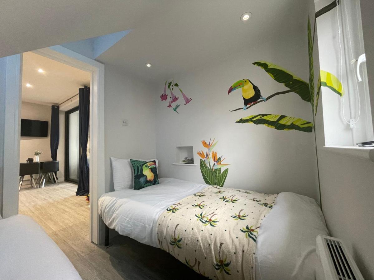The Jungle Apartment - By Coastline Retreats - Jungle Themed Garden Apartment - Outdoor Bath - Next To Seafront - Childrens Toys - Superfast Wifi - Netflix - Disney Bournemouth Eksteriør bilde