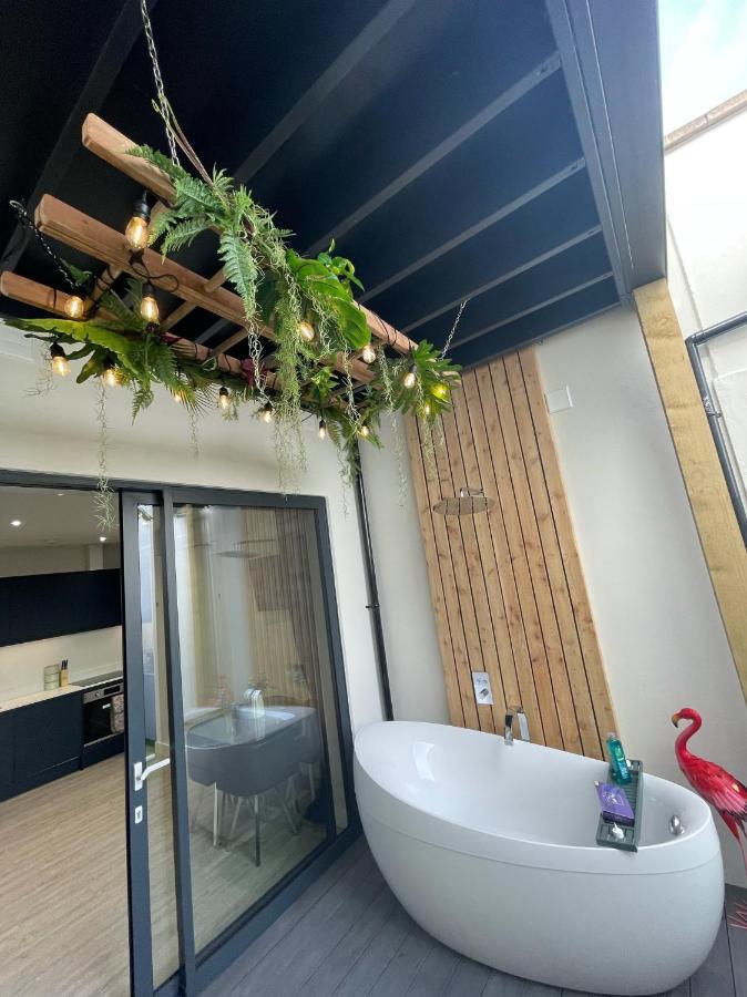 The Jungle Apartment - By Coastline Retreats - Jungle Themed Garden Apartment - Outdoor Bath - Next To Seafront - Childrens Toys - Superfast Wifi - Netflix - Disney Bournemouth Eksteriør bilde