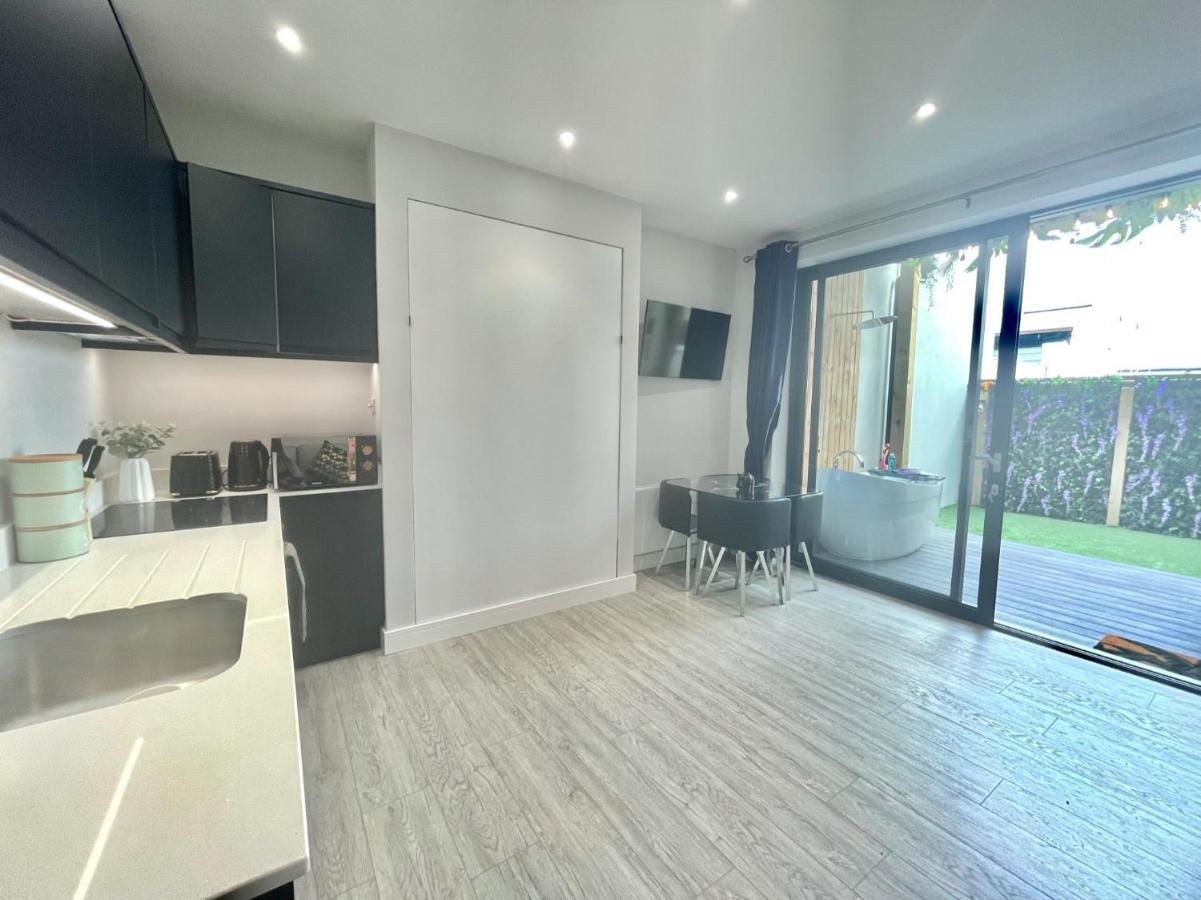 The Jungle Apartment - By Coastline Retreats - Jungle Themed Garden Apartment - Outdoor Bath - Next To Seafront - Childrens Toys - Superfast Wifi - Netflix - Disney Bournemouth Eksteriør bilde