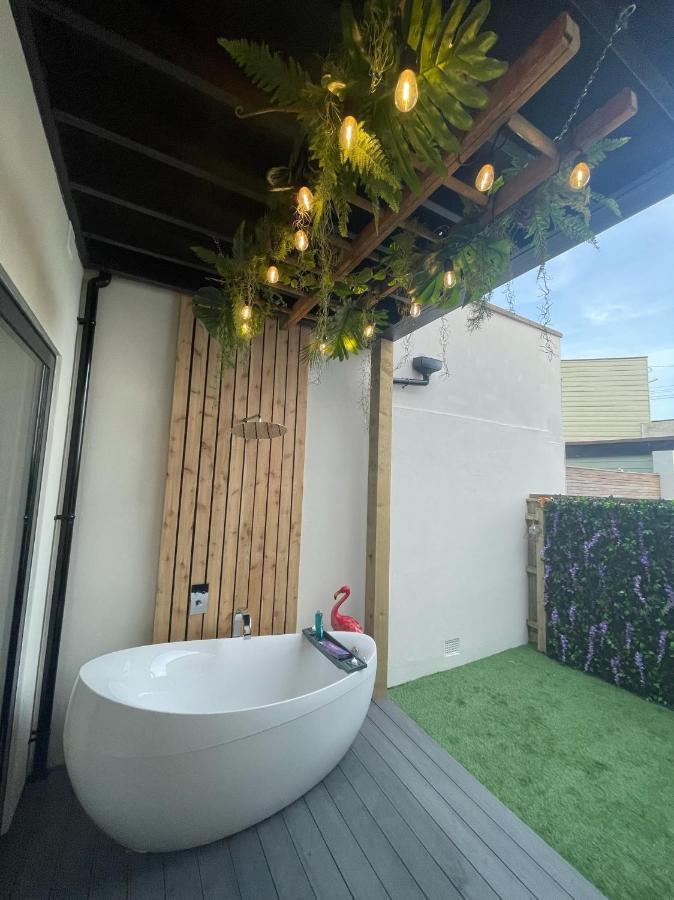The Jungle Apartment - By Coastline Retreats - Jungle Themed Garden Apartment - Outdoor Bath - Next To Seafront - Childrens Toys - Superfast Wifi - Netflix - Disney Bournemouth Eksteriør bilde
