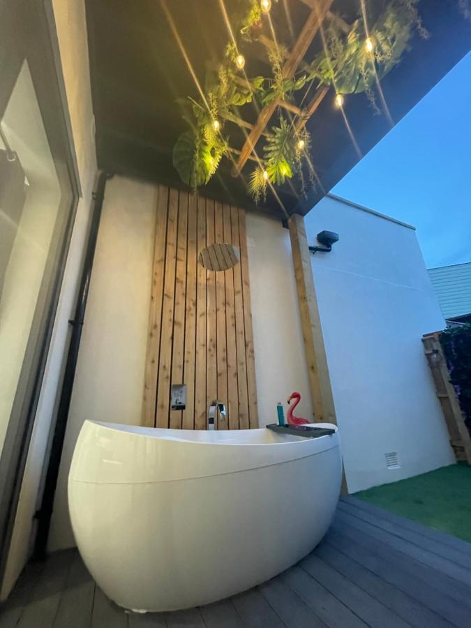 The Jungle Apartment - By Coastline Retreats - Jungle Themed Garden Apartment - Outdoor Bath - Next To Seafront - Childrens Toys - Superfast Wifi - Netflix - Disney Bournemouth Eksteriør bilde