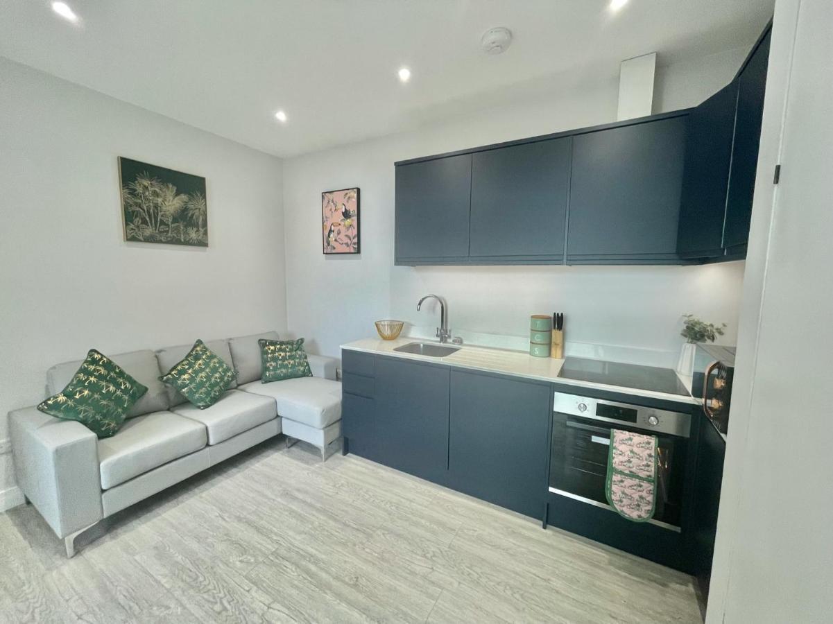 The Jungle Apartment - By Coastline Retreats - Jungle Themed Garden Apartment - Outdoor Bath - Next To Seafront - Childrens Toys - Superfast Wifi - Netflix - Disney Bournemouth Eksteriør bilde