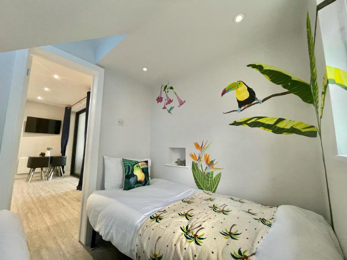 The Jungle Apartment - By Coastline Retreats - Jungle Themed Garden Apartment - Outdoor Bath - Next To Seafront - Childrens Toys - Superfast Wifi - Netflix - Disney Bournemouth Eksteriør bilde