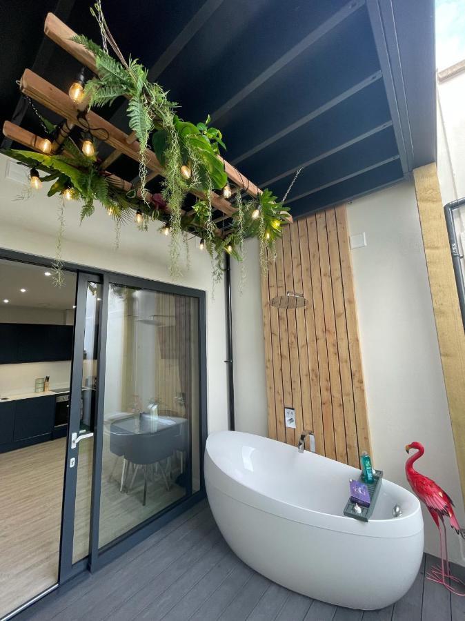 The Jungle Apartment - By Coastline Retreats - Jungle Themed Garden Apartment - Outdoor Bath - Next To Seafront - Childrens Toys - Superfast Wifi - Netflix - Disney Bournemouth Eksteriør bilde