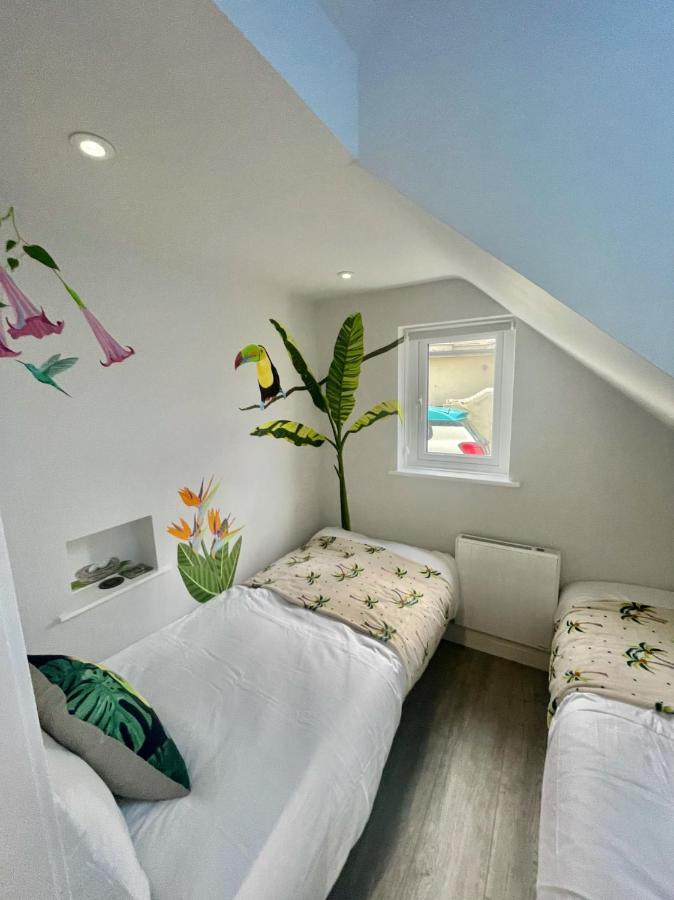 The Jungle Apartment - By Coastline Retreats - Jungle Themed Garden Apartment - Outdoor Bath - Next To Seafront - Childrens Toys - Superfast Wifi - Netflix - Disney Bournemouth Eksteriør bilde