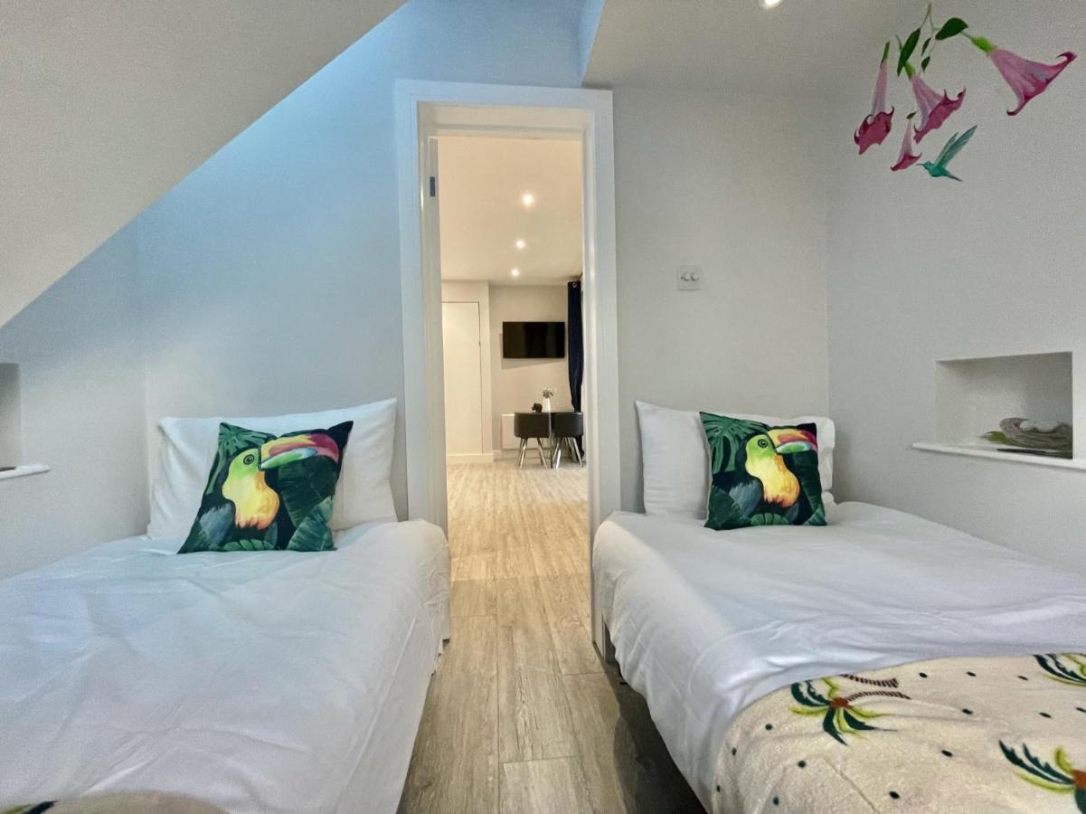 The Jungle Apartment - By Coastline Retreats - Jungle Themed Garden Apartment - Outdoor Bath - Next To Seafront - Childrens Toys - Superfast Wifi - Netflix - Disney Bournemouth Eksteriør bilde
