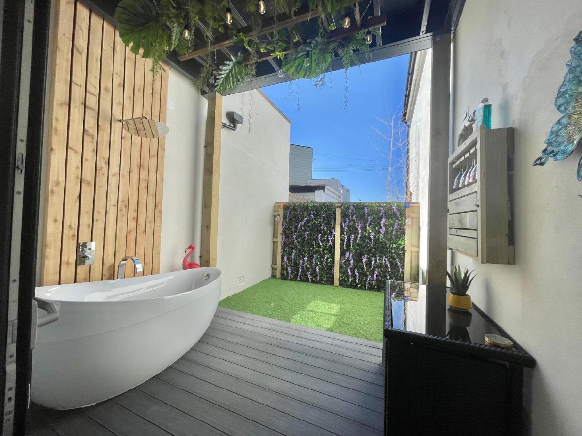 The Jungle Apartment - By Coastline Retreats - Jungle Themed Garden Apartment - Outdoor Bath - Next To Seafront - Childrens Toys - Superfast Wifi - Netflix - Disney Bournemouth Eksteriør bilde
