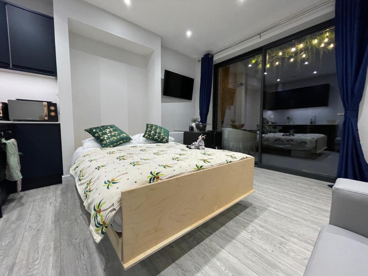 The Jungle Apartment - By Coastline Retreats - Jungle Themed Garden Apartment - Outdoor Bath - Next To Seafront - Childrens Toys - Superfast Wifi - Netflix - Disney Bournemouth Eksteriør bilde