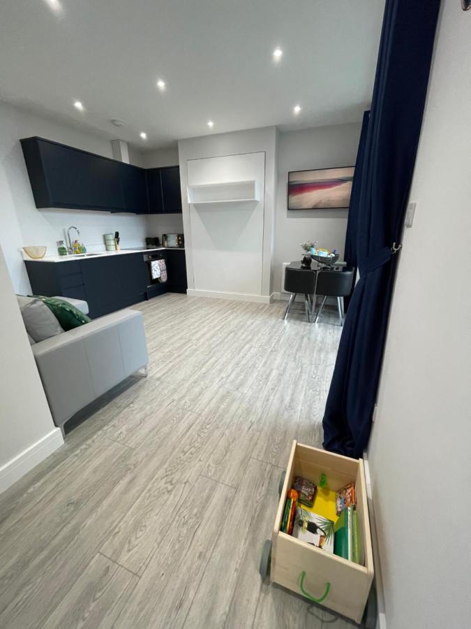 The Jungle Apartment - By Coastline Retreats - Jungle Themed Garden Apartment - Outdoor Bath - Next To Seafront - Childrens Toys - Superfast Wifi - Netflix - Disney Bournemouth Eksteriør bilde