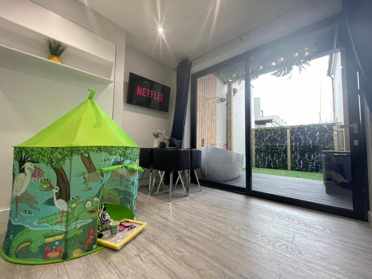 The Jungle Apartment - By Coastline Retreats - Jungle Themed Garden Apartment - Outdoor Bath - Next To Seafront - Childrens Toys - Superfast Wifi - Netflix - Disney Bournemouth Eksteriør bilde