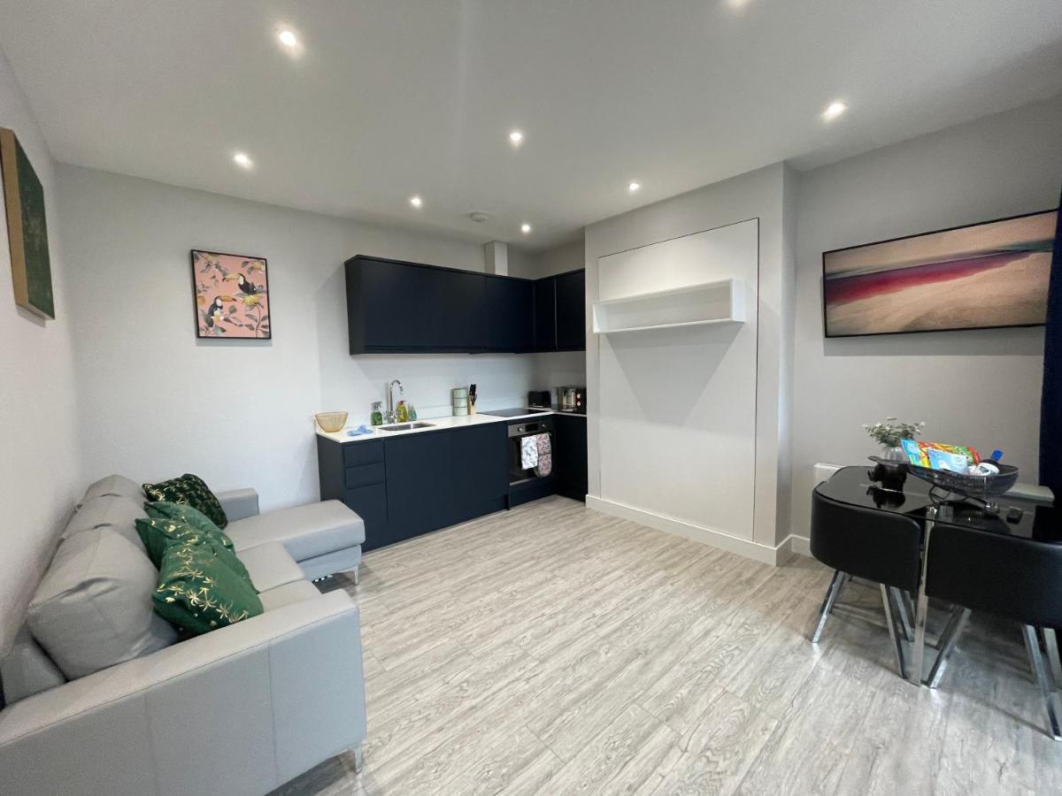 The Jungle Apartment - By Coastline Retreats - Jungle Themed Garden Apartment - Outdoor Bath - Next To Seafront - Childrens Toys - Superfast Wifi - Netflix - Disney Bournemouth Eksteriør bilde