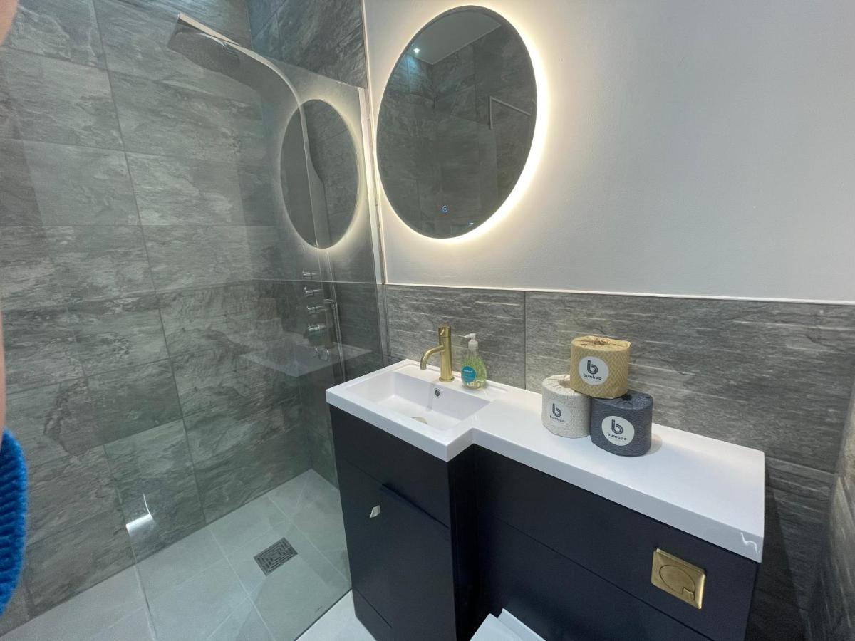 The Jungle Apartment - By Coastline Retreats - Jungle Themed Garden Apartment - Outdoor Bath - Next To Seafront - Childrens Toys - Superfast Wifi - Netflix - Disney Bournemouth Eksteriør bilde