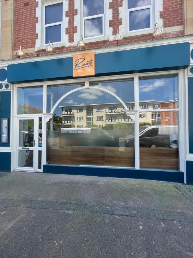 The Jungle Apartment - By Coastline Retreats - Jungle Themed Garden Apartment - Outdoor Bath - Next To Seafront - Childrens Toys - Superfast Wifi - Netflix - Disney Bournemouth Eksteriør bilde